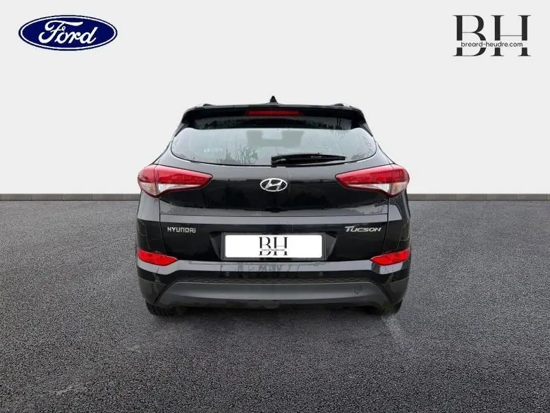 Vue arrière d'un Hyundai Tucson Phantom Black 2018 avec feux arrière LED et logo bien visibles.
