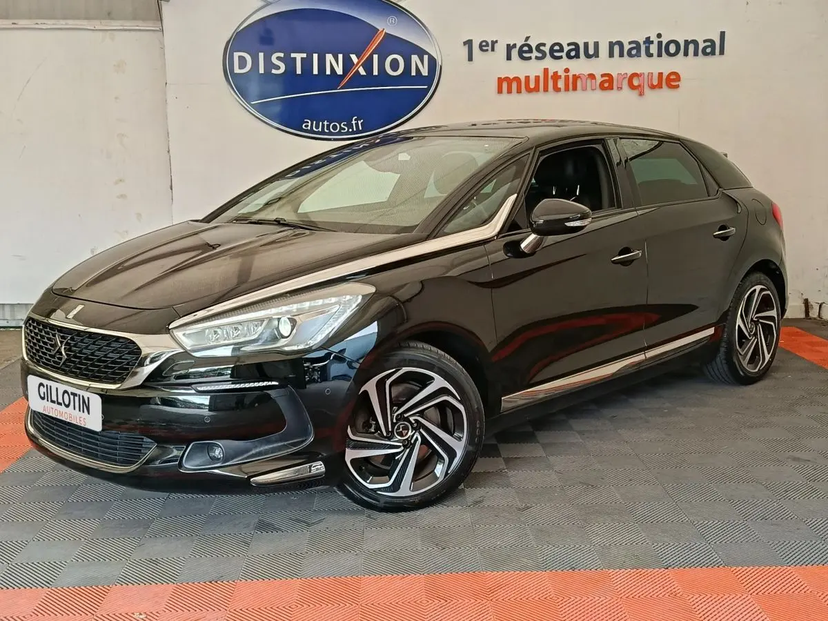 DS5 BlueHDi 180 noire vue 3/4 avant droit, avec jantes alliage distinctives et rétroviseurs ton caisse électriques.
