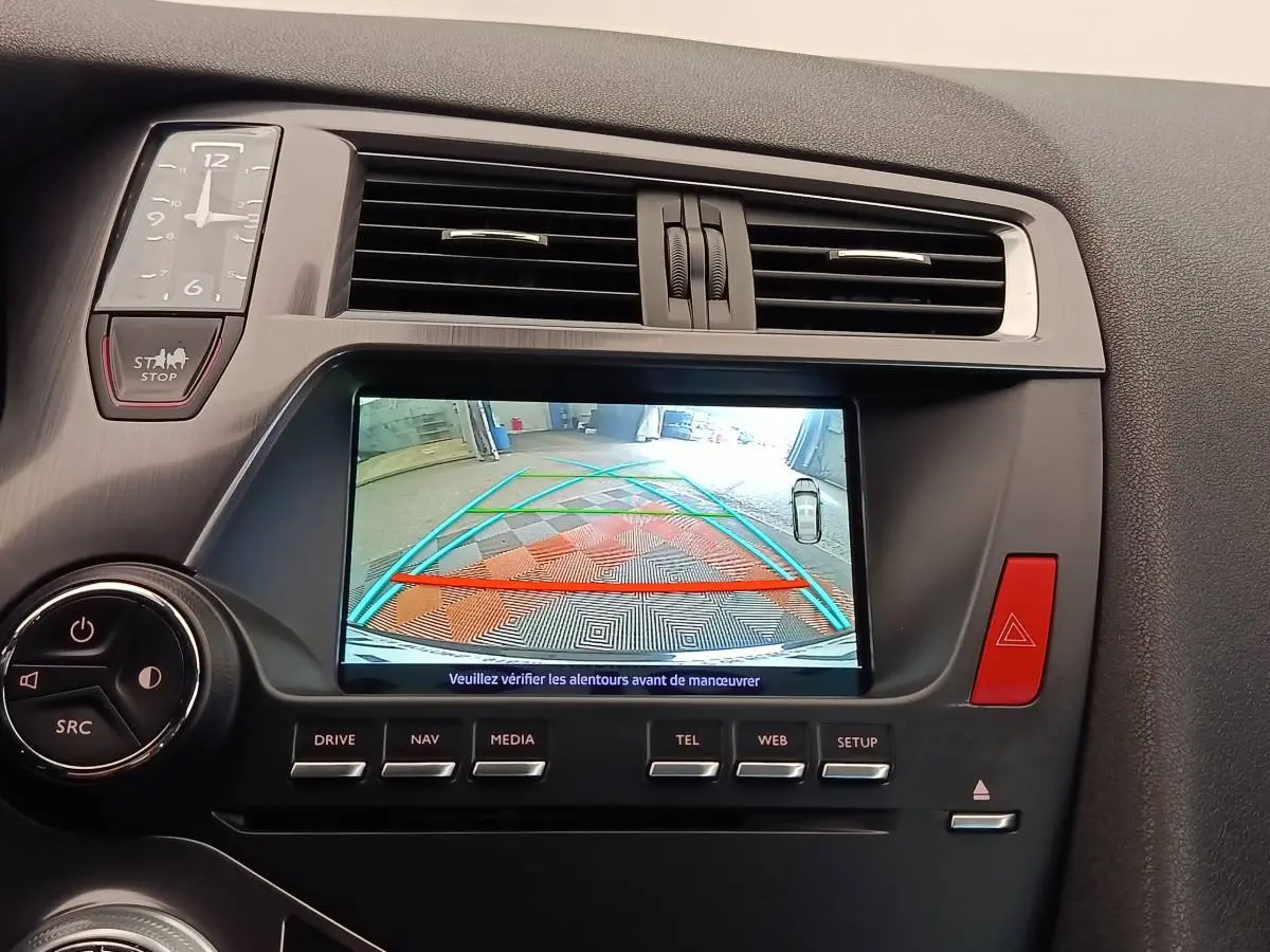 Vue rapprochée de l’écran tactile central du DS5 noir affichant la caméra de recul avec guidage coloré.