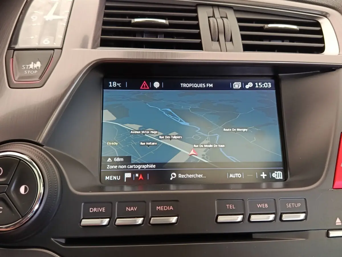 Vue rapprochée de l’écran tactile de navigation 7 pouces du tableau de bord du DS5 noir 2018.