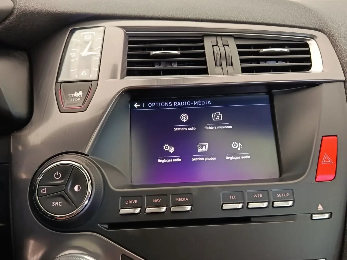Vue rapprochée de la console centrale du DS5 2018, écran tactile radio-média avec commandes et bouton rouge d’alerte.