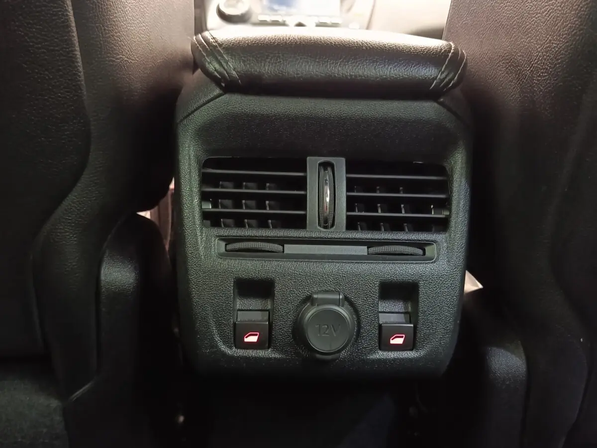 Vue rapprochée de la console centrale arrière noire du DS5 avec aérateurs et prises 12V, boutons de lève-vitres arrière.