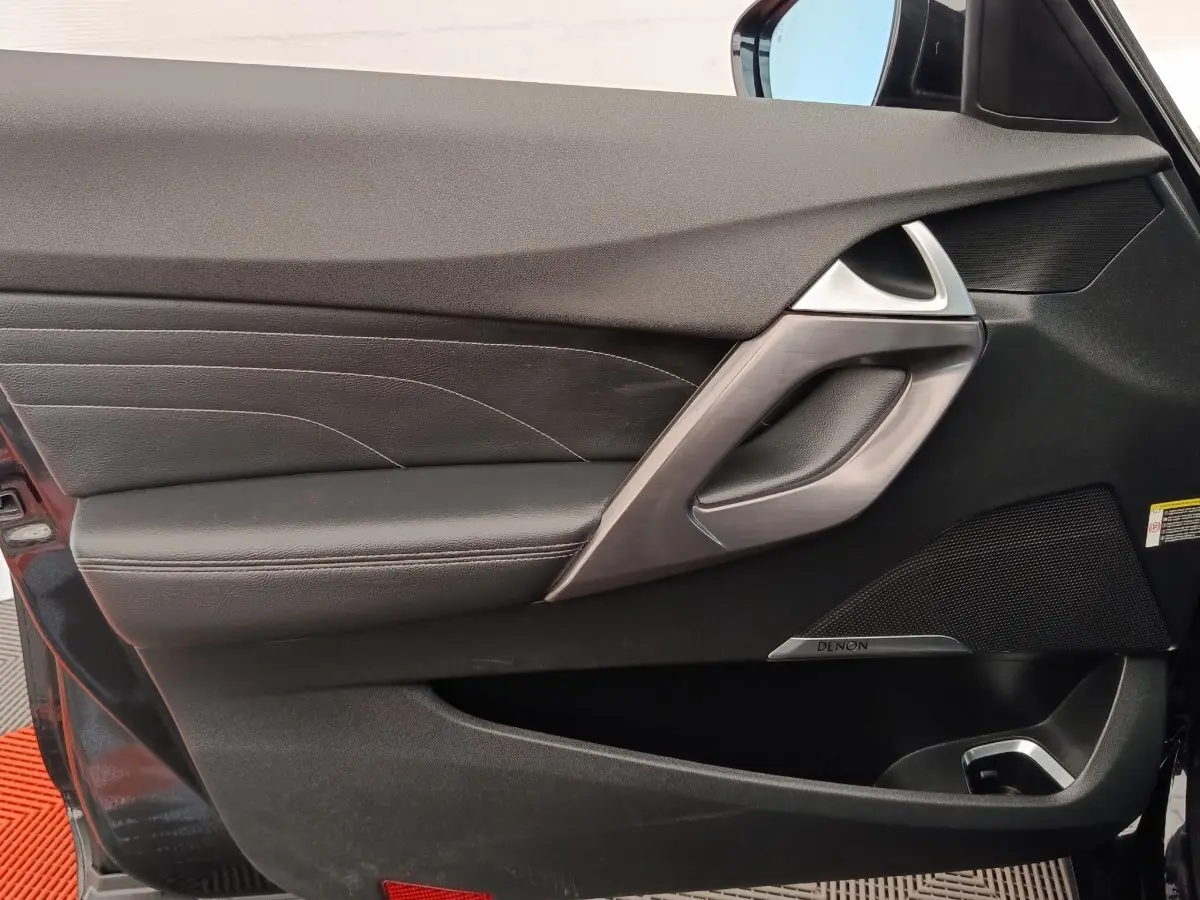 Intérieur côté conducteur de DS5 noir 2018, porte avec garniture cuir, insert métal et haut-parleur Denon.