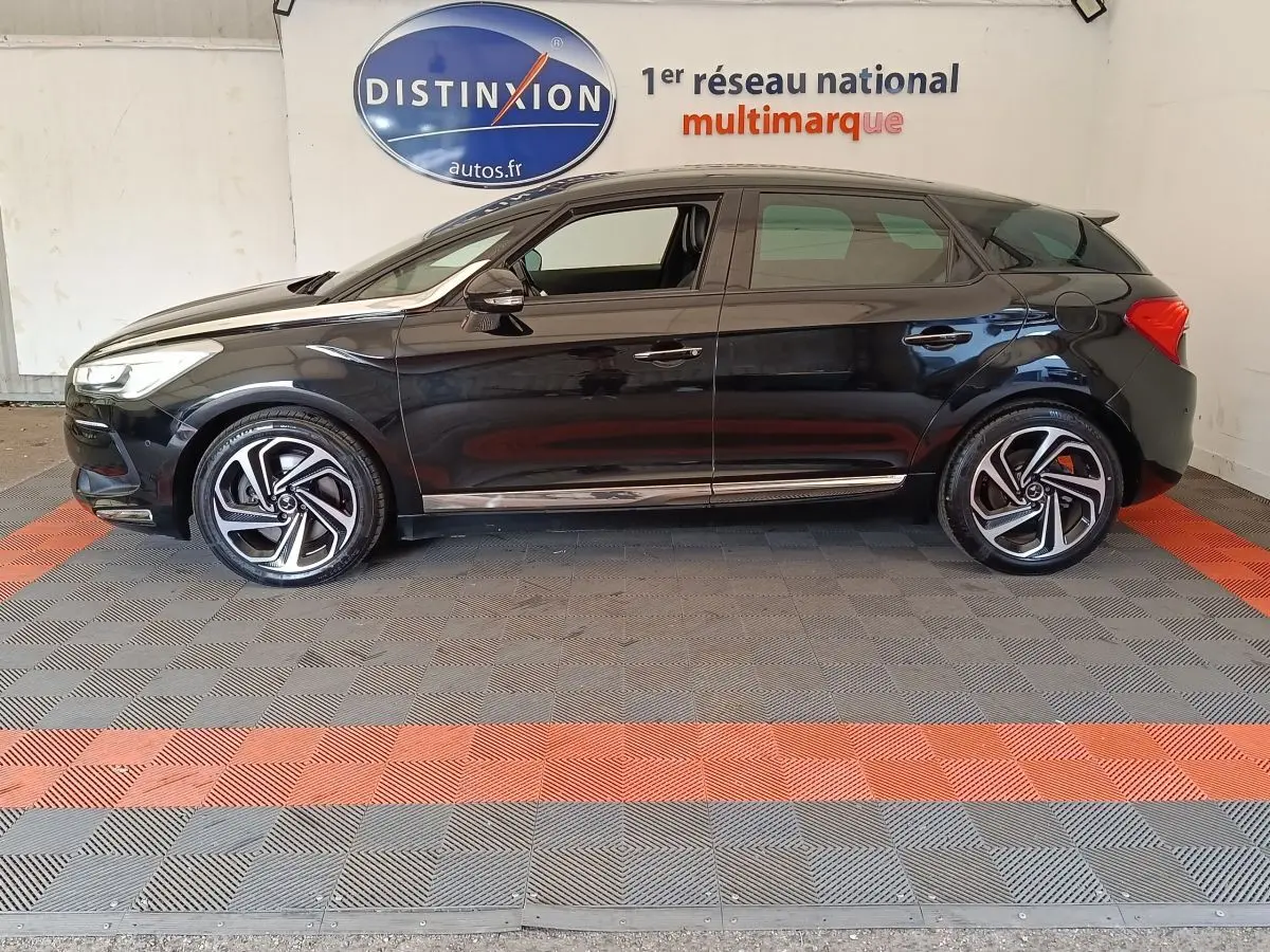 Vue de profil côté gauche d'une DS5 noire 2018 avec jantes alliage et rétroviseurs ton caisse électriques.