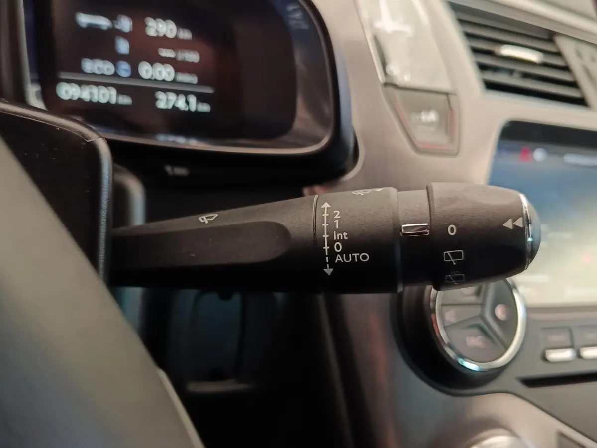 Gros plan sur la commande d’essuie-glace à gauche du volant dans l’habitacle noir du DS5 BlueHDi 180 Automatique Chic.