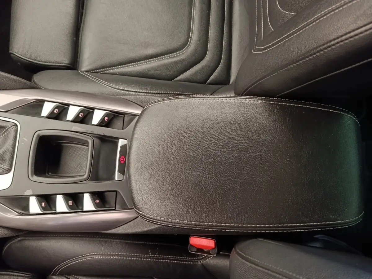 Vue rapprochée de la console centrale en cuir noir du DS5 BlueHDi 180 Automatique Chic avec commandes électriques et frein à main.