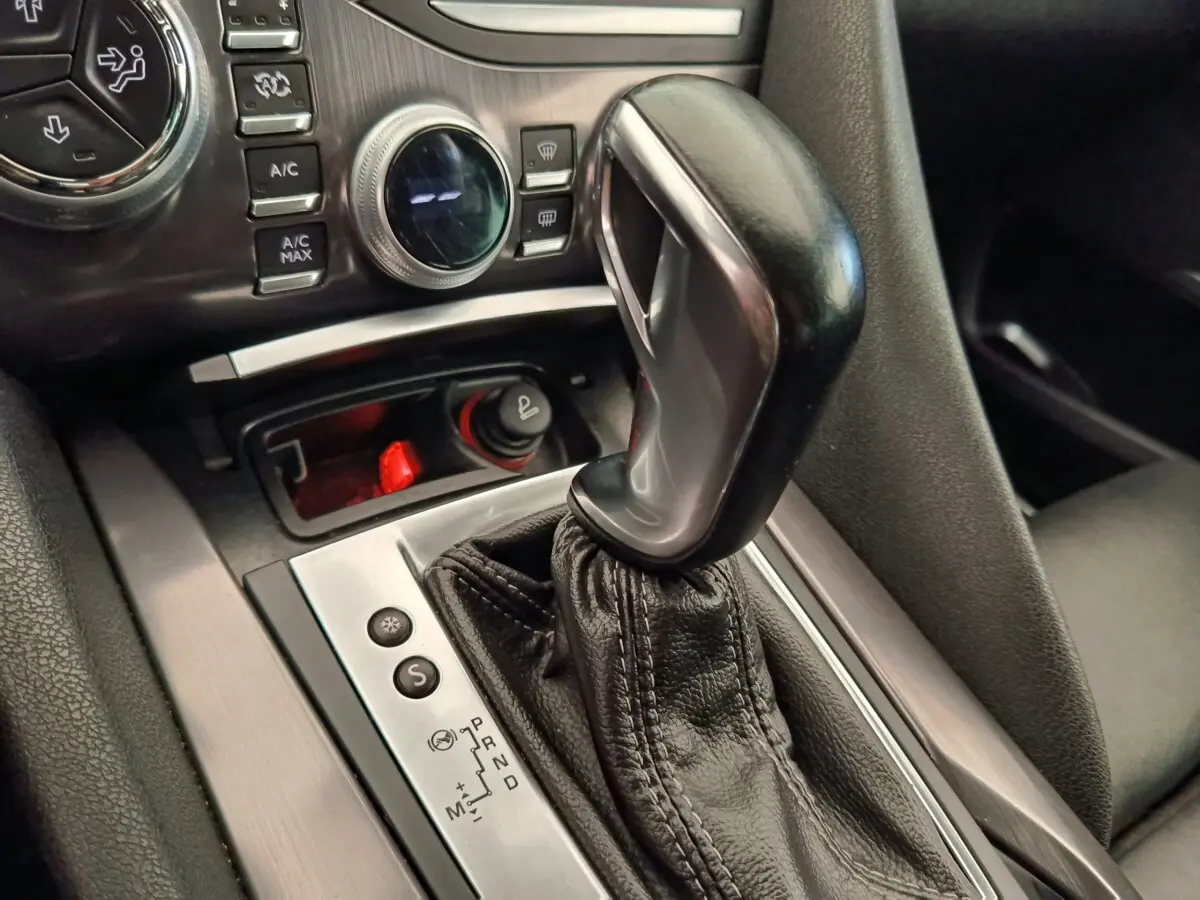 Gros plan sur le levier de vitesse automatique noir et argenté dans l’habitacle du DS5 BlueHDi 180 Chic.