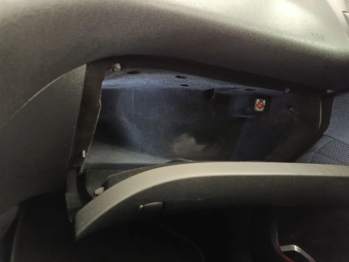 Gant de boîte à gants ouvert dans l’habitacle noir d’une DS5 BlueHDi 180 Automatique Chic 2018.