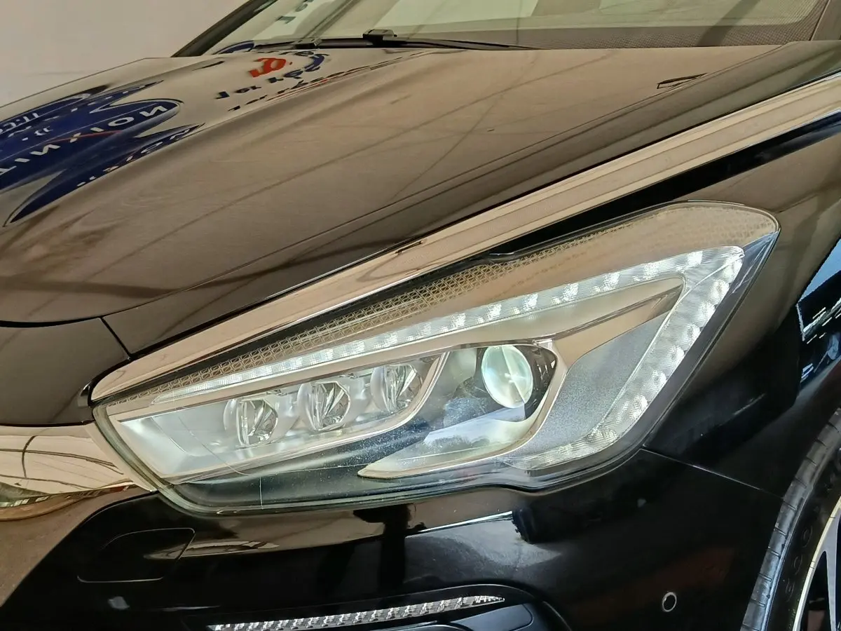 Gros plan sur le phare avant droit du DS5 noir 2018, mettant en valeur les LED et la carrosserie brillante.