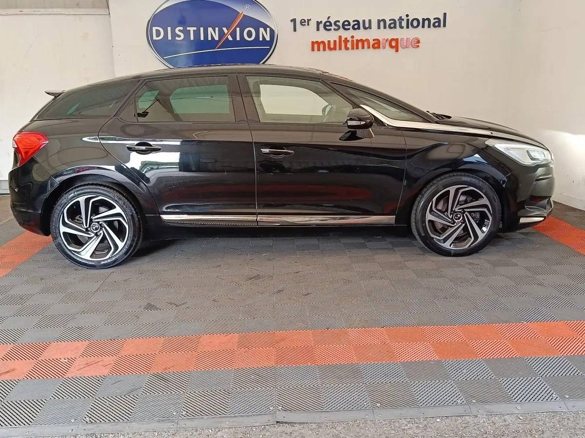 Profil côté gauche d'une DS5 noire 2018 avec jantes alliage et rétroviseurs ton caisse électriques et chauffants.