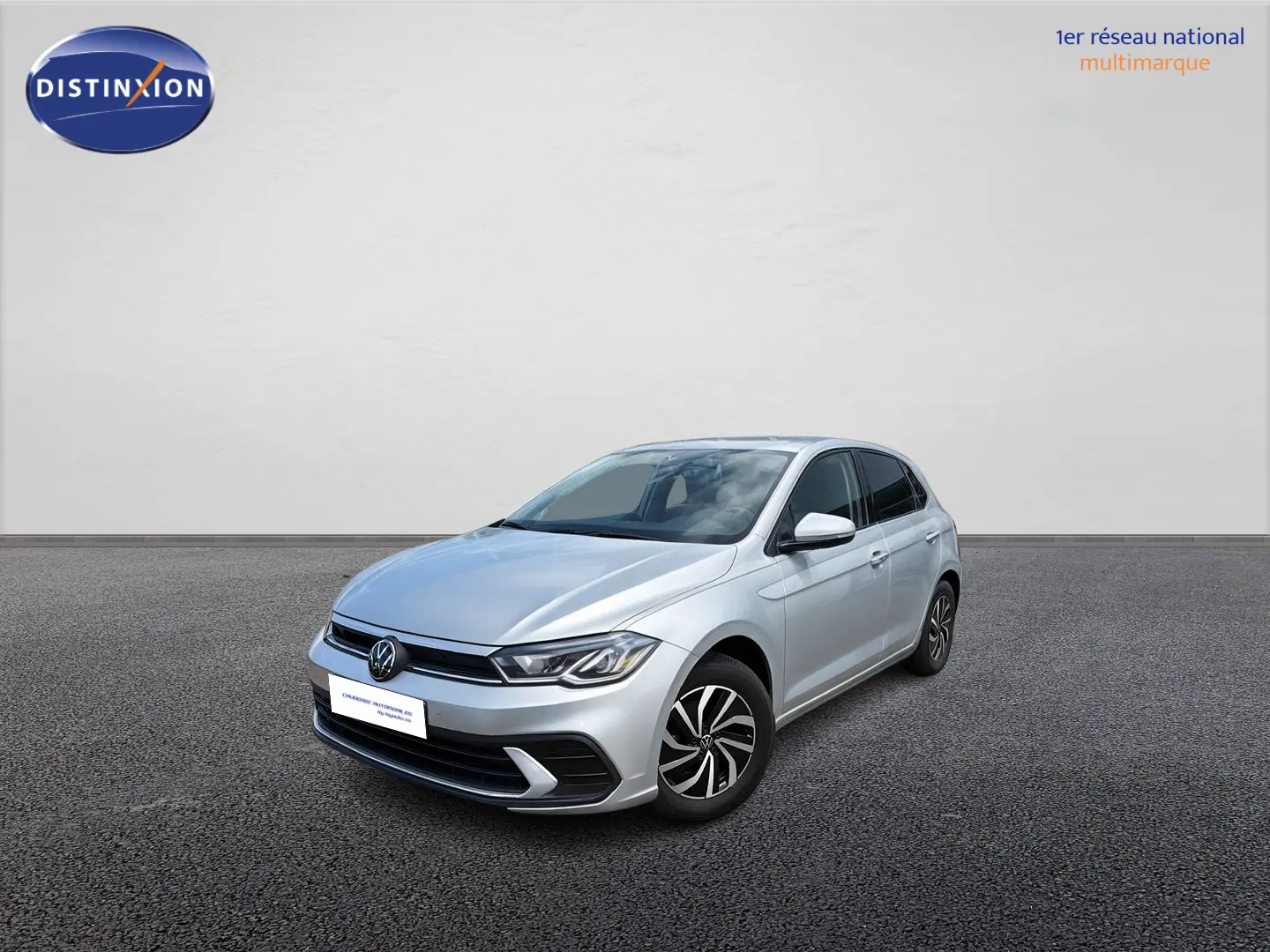 Volkswagen Polo grise vue 3/4 avant droit, avec jantes alliage et feux LED allumés.