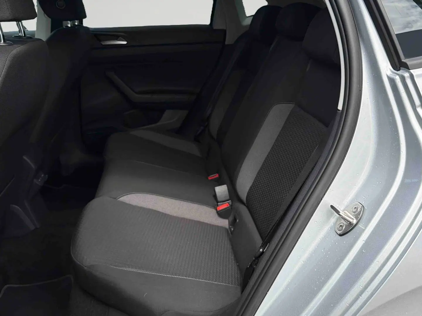 Vue intérieure côté droit des sièges arrière en tissu gris de la Volkswagen Polo 2025 gris clair.