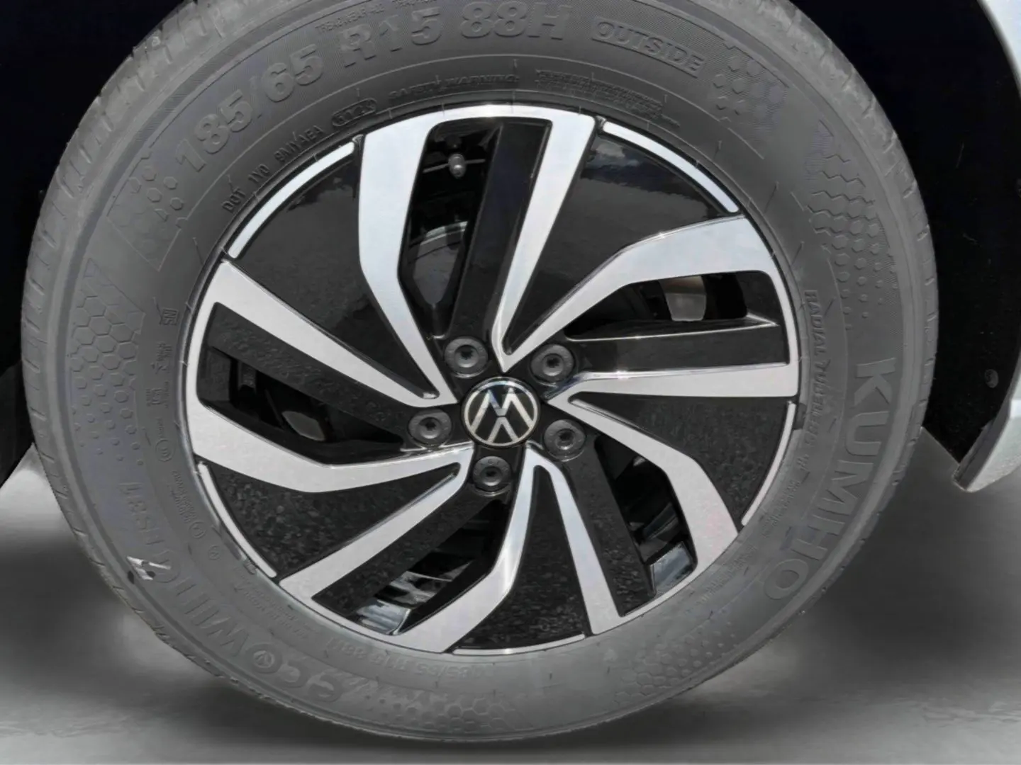 Gros plan sur la jante alliage 15 pouces bicolore noire et argentée de la Volkswagen Polo grise 2025.