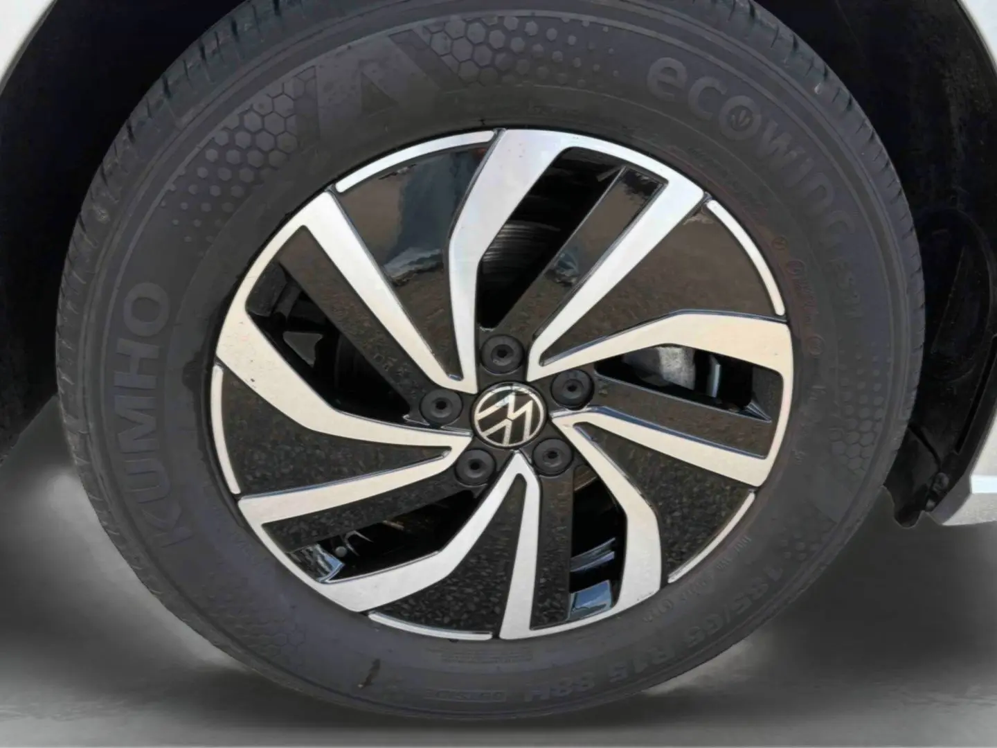 Gros plan sur la jante alliage 15 pouces bicolore de la Volkswagen Polo grise, avec logo VW au centre.