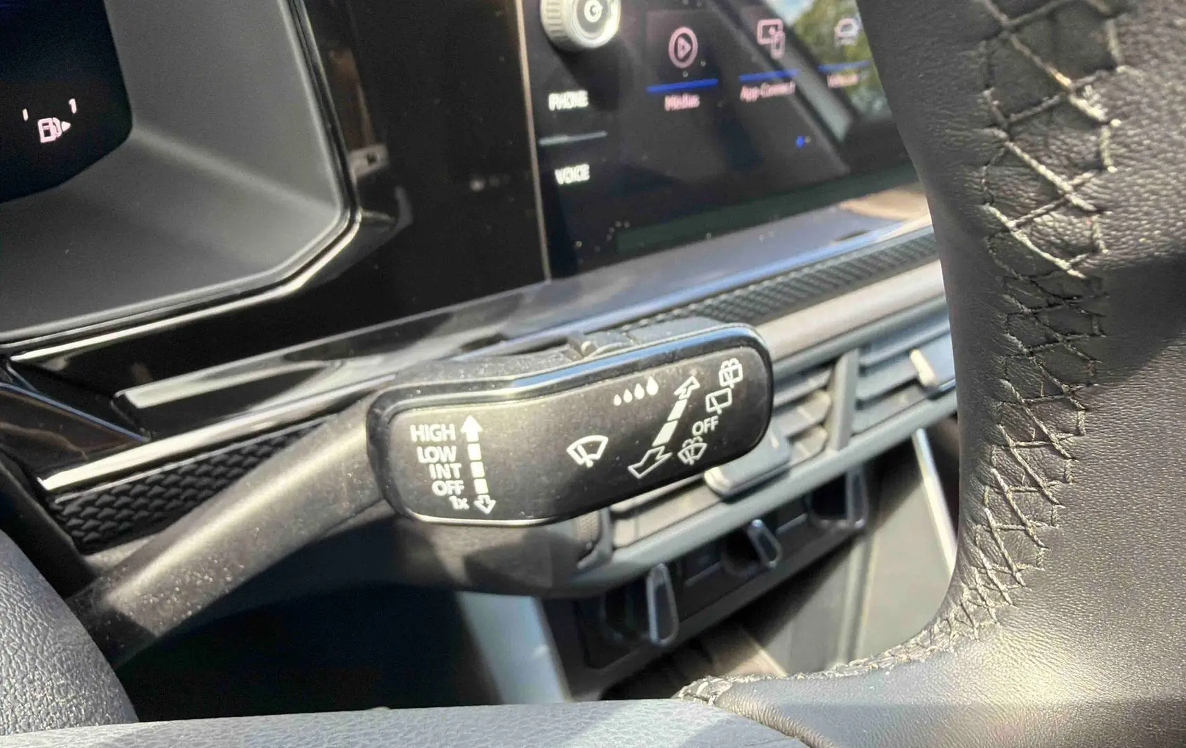 Gros plan sur la manette d’essuie-glace côté gauche du volant dans l’habitacle d’une Volkswagen Polo grise 2025.