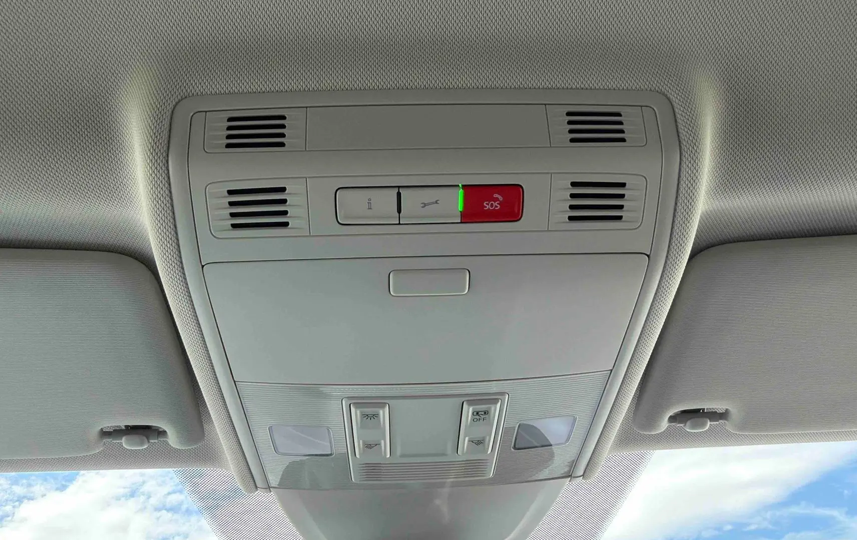 Vue intérieure du plafonnier gris clair avec commandes d'éclairage et bouton SOS de la Volkswagen Polo 2025.