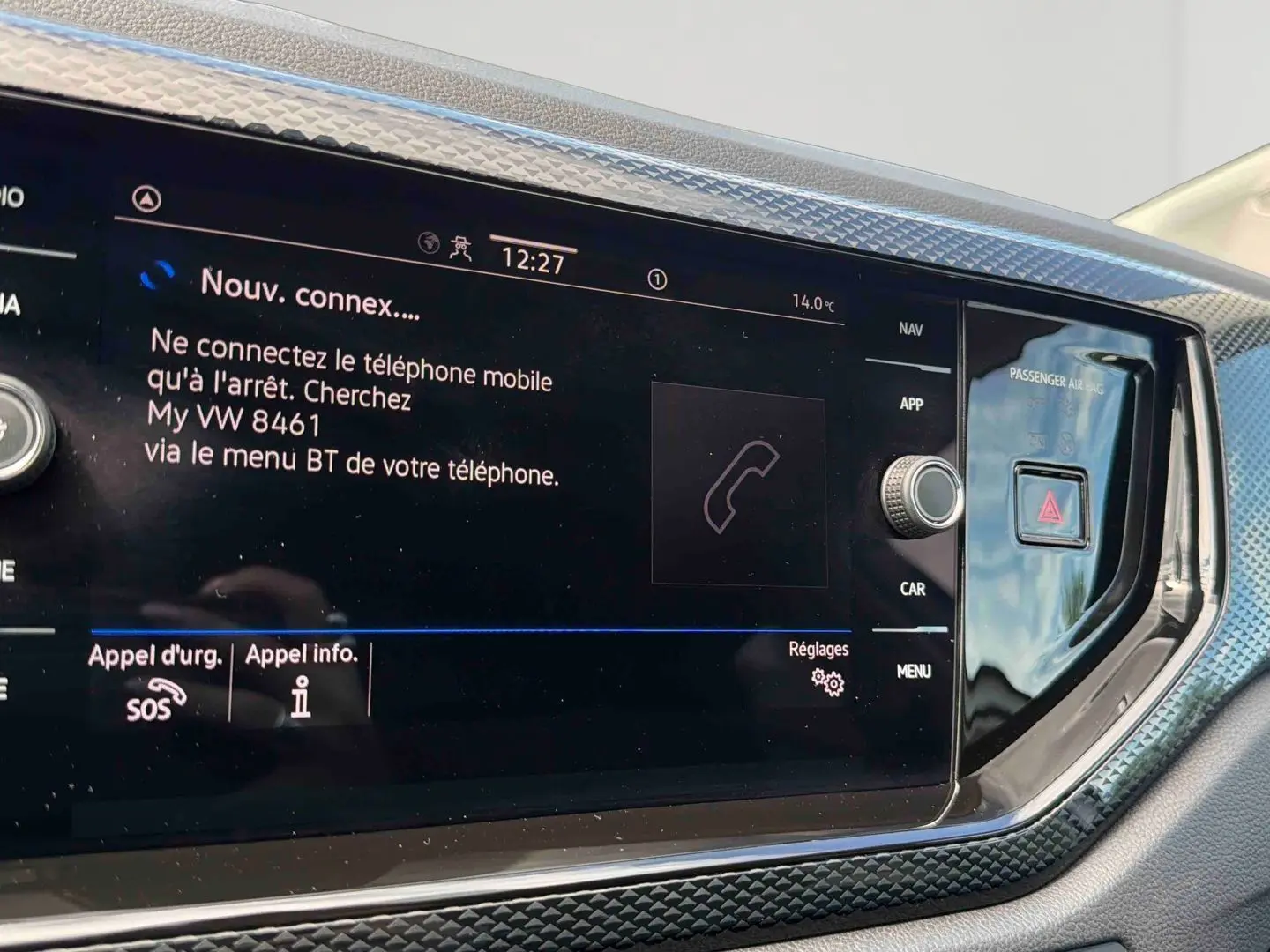 Écran tactile central du Volkswagen Polo 2025 avec interface Bluetooth et commandes autour, vue de face rapprochée.