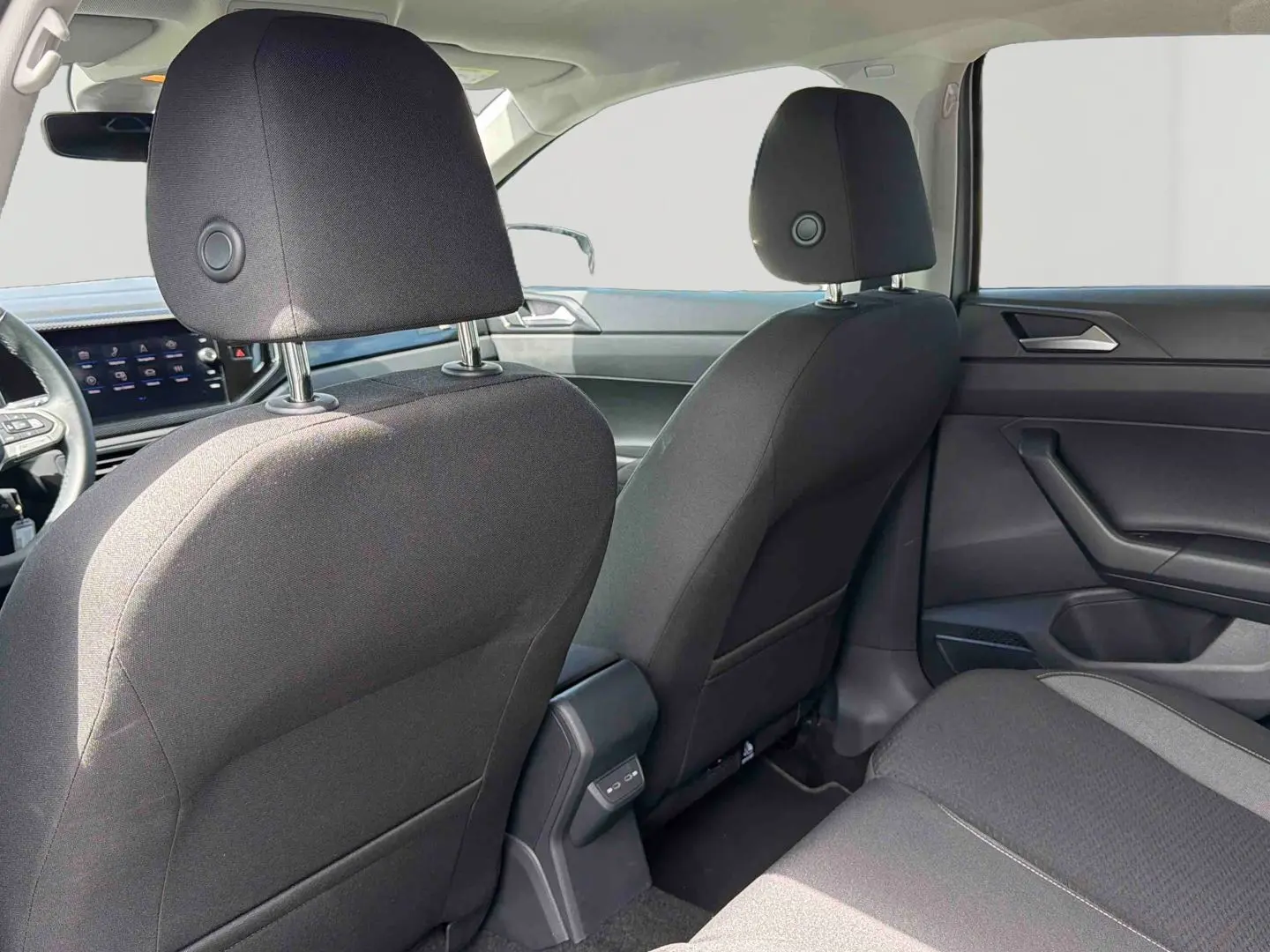 Intérieur arrière de la Volkswagen Polo 2025, vue côté droit montrant les sièges noirs et ports USB-C au centre.
