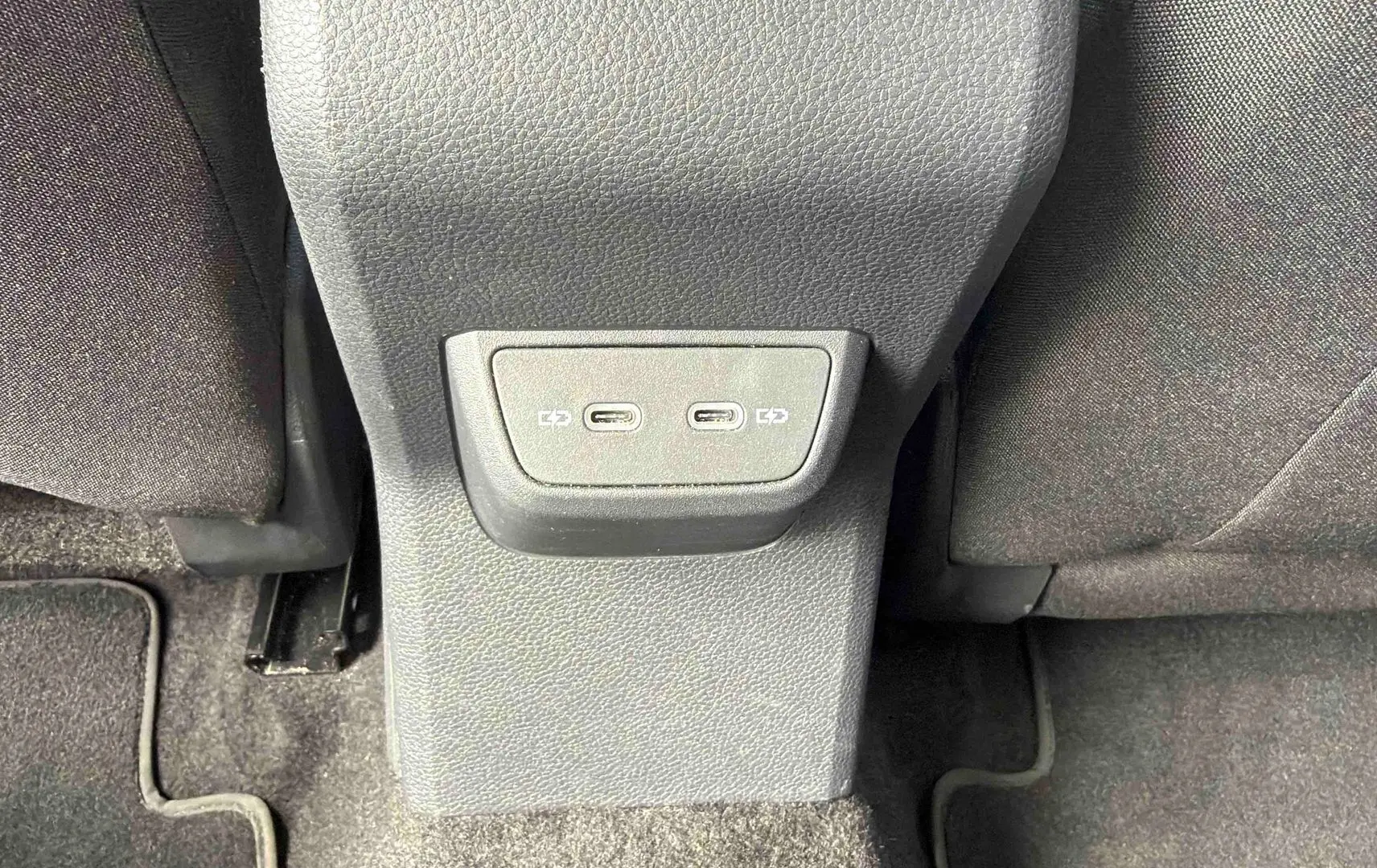 Prise USB-C double vue de près à l'arrière des sièges d'une Volkswagen Polo grise 2025.