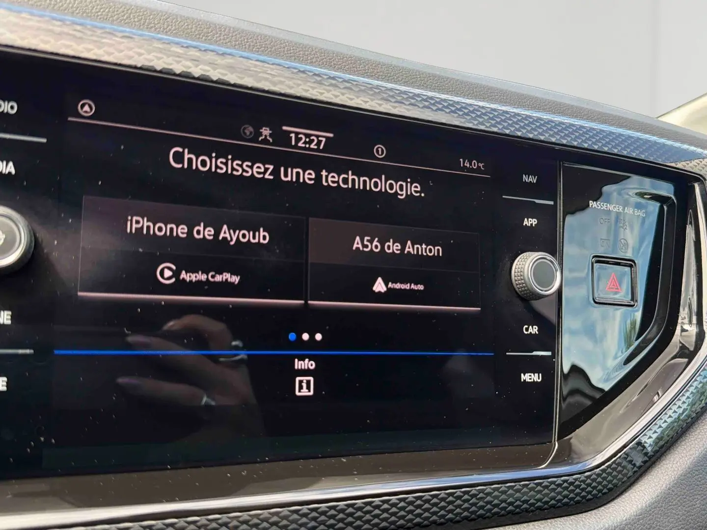 Gros plan sur l’écran tactile central du Volkswagen Polo gris 2025, affichant les options Apple CarPlay et Android Auto.