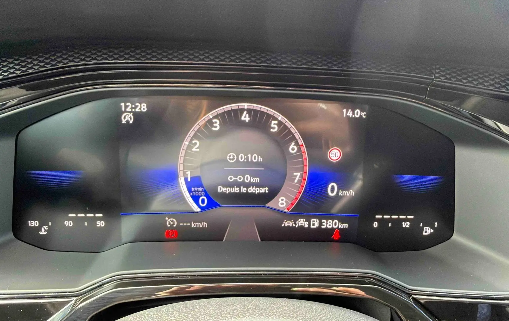 Vue rapprochée du combiné d'instruments digital de la Volkswagen Polo 2025 affichant compte-tours et informations de conduite.
