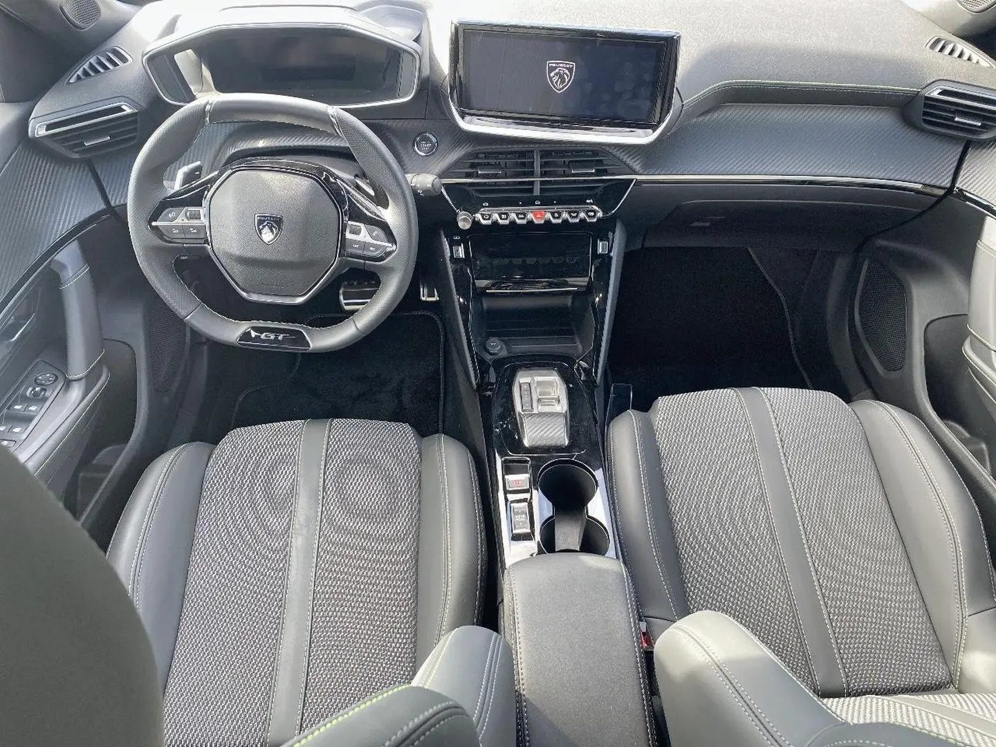 Vue intérieure avant du Peugeot 2008 noir, mettant en valeur le volant GT, l'écran tactile et les sièges en cuir gris.