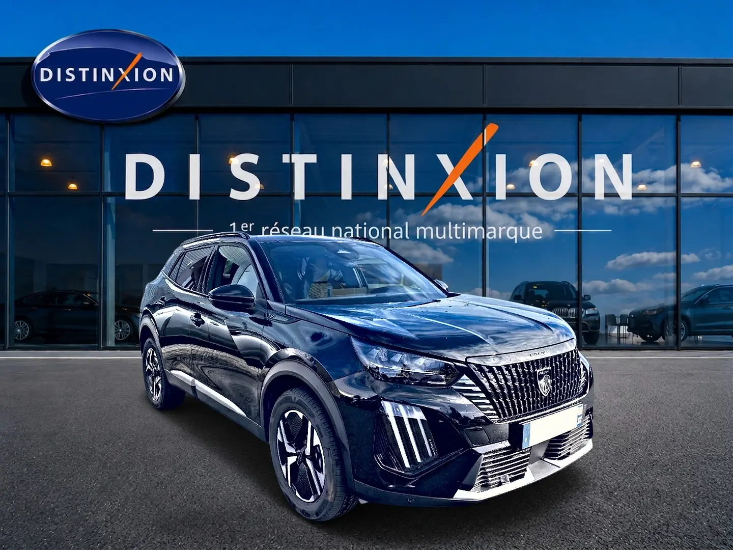 Peugeot 2008 noir en 3/4 avant droit, avec calandre verticale et jantes alu distinctives, devant vitrine Distinxion.
