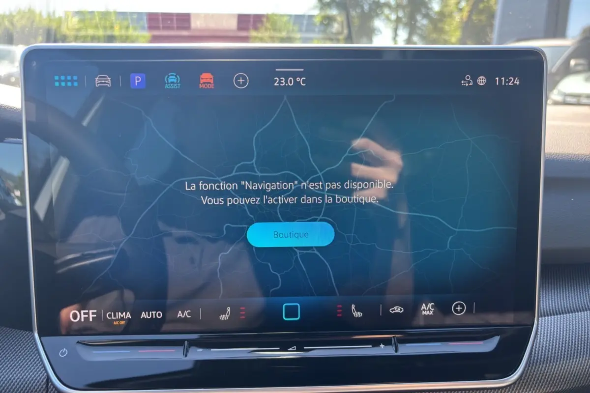 Écran tactile central de la Volkswagen Golf TDI 150 R-Line 2026 affichant un message de navigation non disponible.