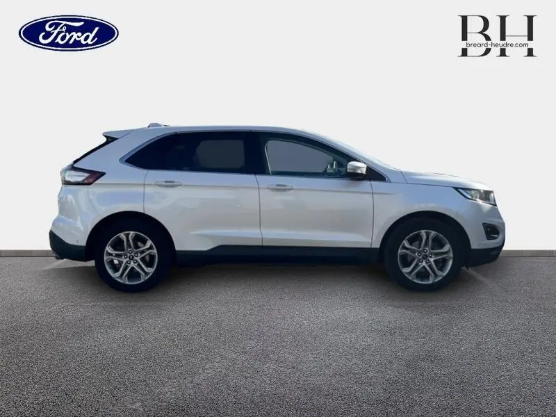 Ford Edge blanc Platinum vu de profil côté gauche, soulignant ses jantes alliage et sa silhouette SUV élégante.