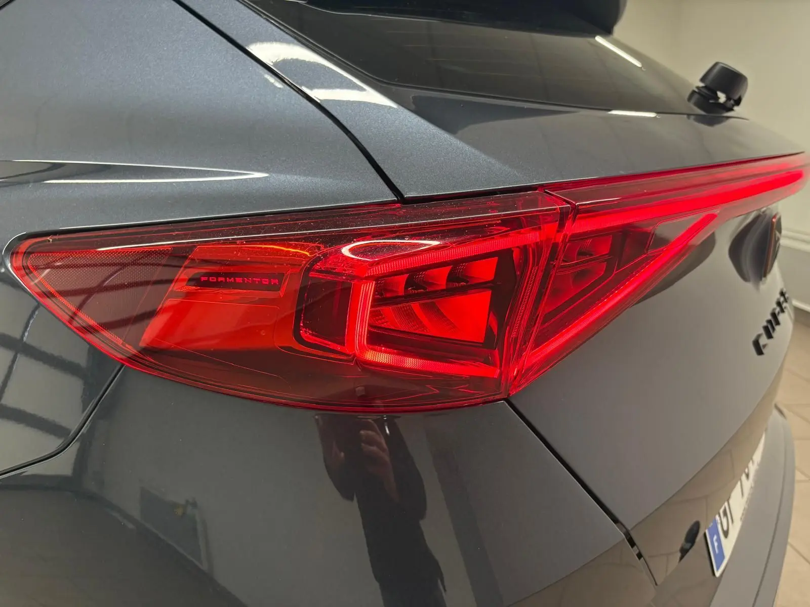 Gros plan sur le feu arrière droit rouge du CUPRA Formentor gris magnétique 2023, soulignant son design anguleux.