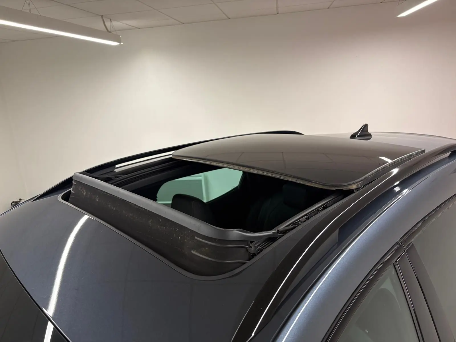 Toit ouvrant panoramique ouvert vu de dessus sur un CUPRA Formentor gris magnétique 2023.