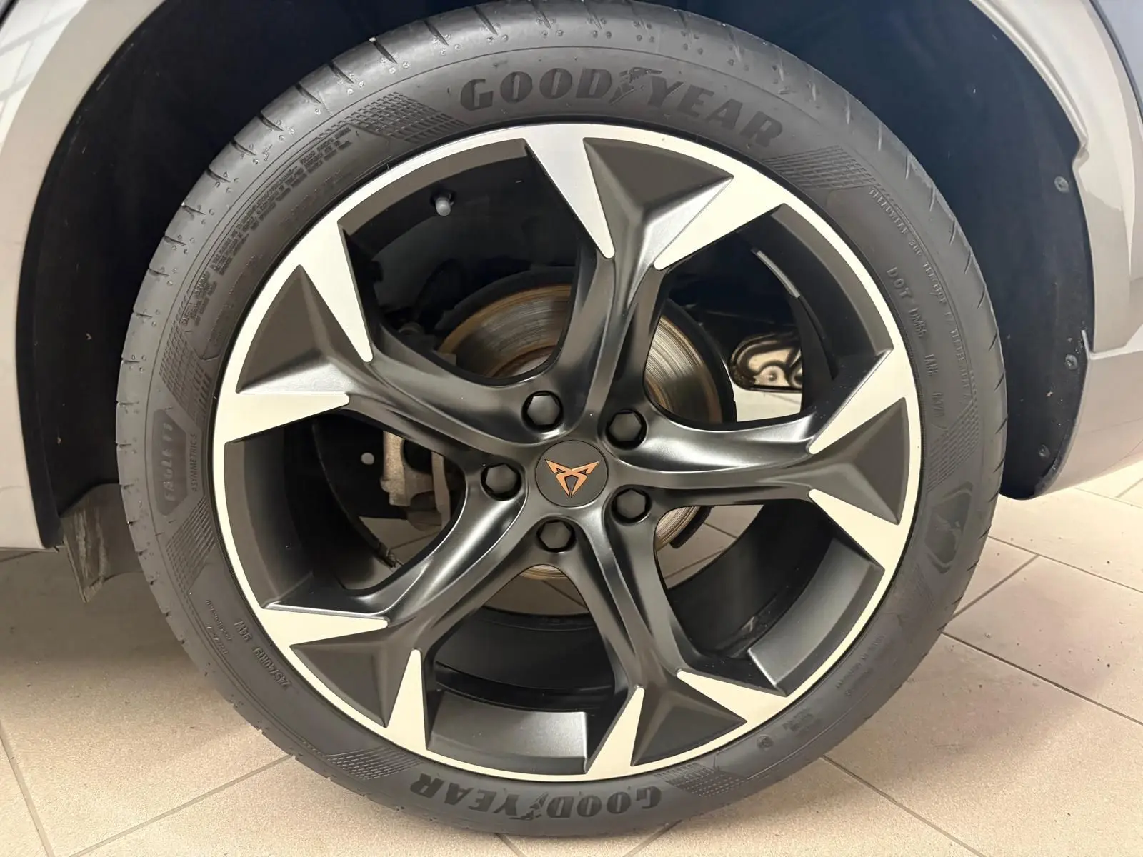 Gros plan sur la roue arrière droite d'une CUPRA Formentor gris magnétique avec pneu Goodyear visible.