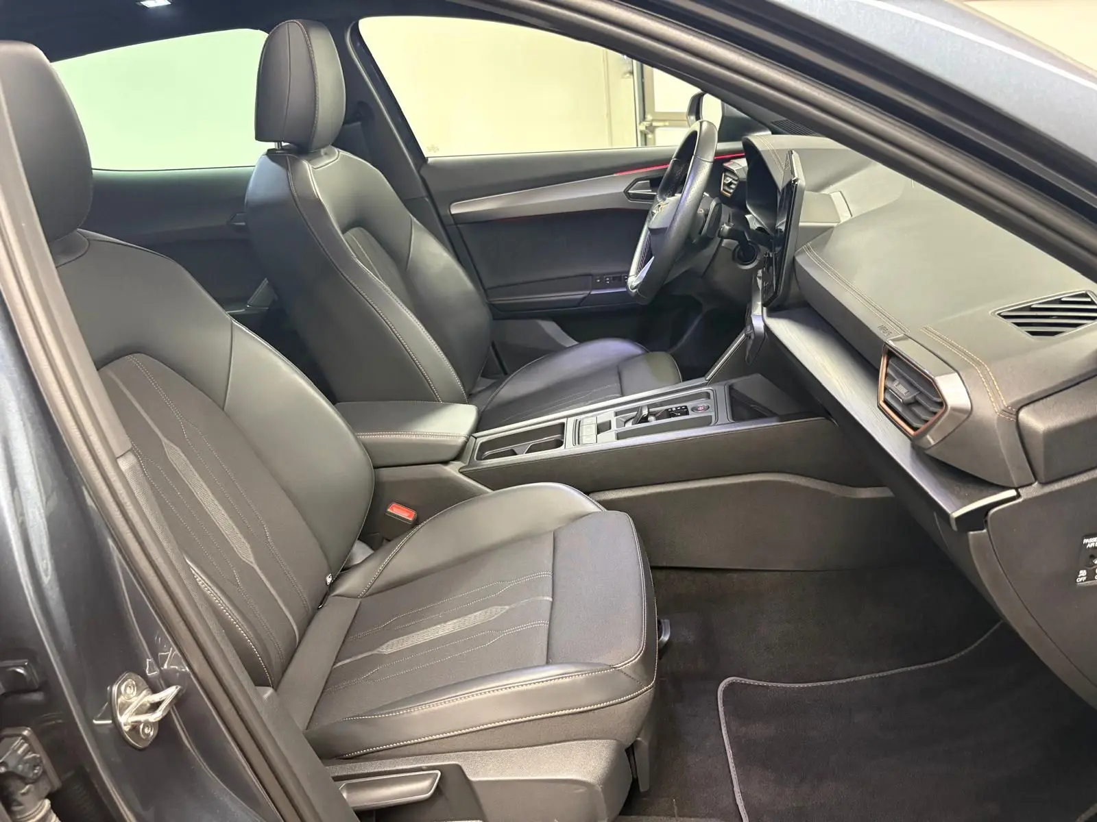 Intérieur avant droit du CUPRA Formentor 1.5 TSI 150 DSG7 VZ-LINE 2023 avec sièges cuir noirs et tableau de bord moderne.