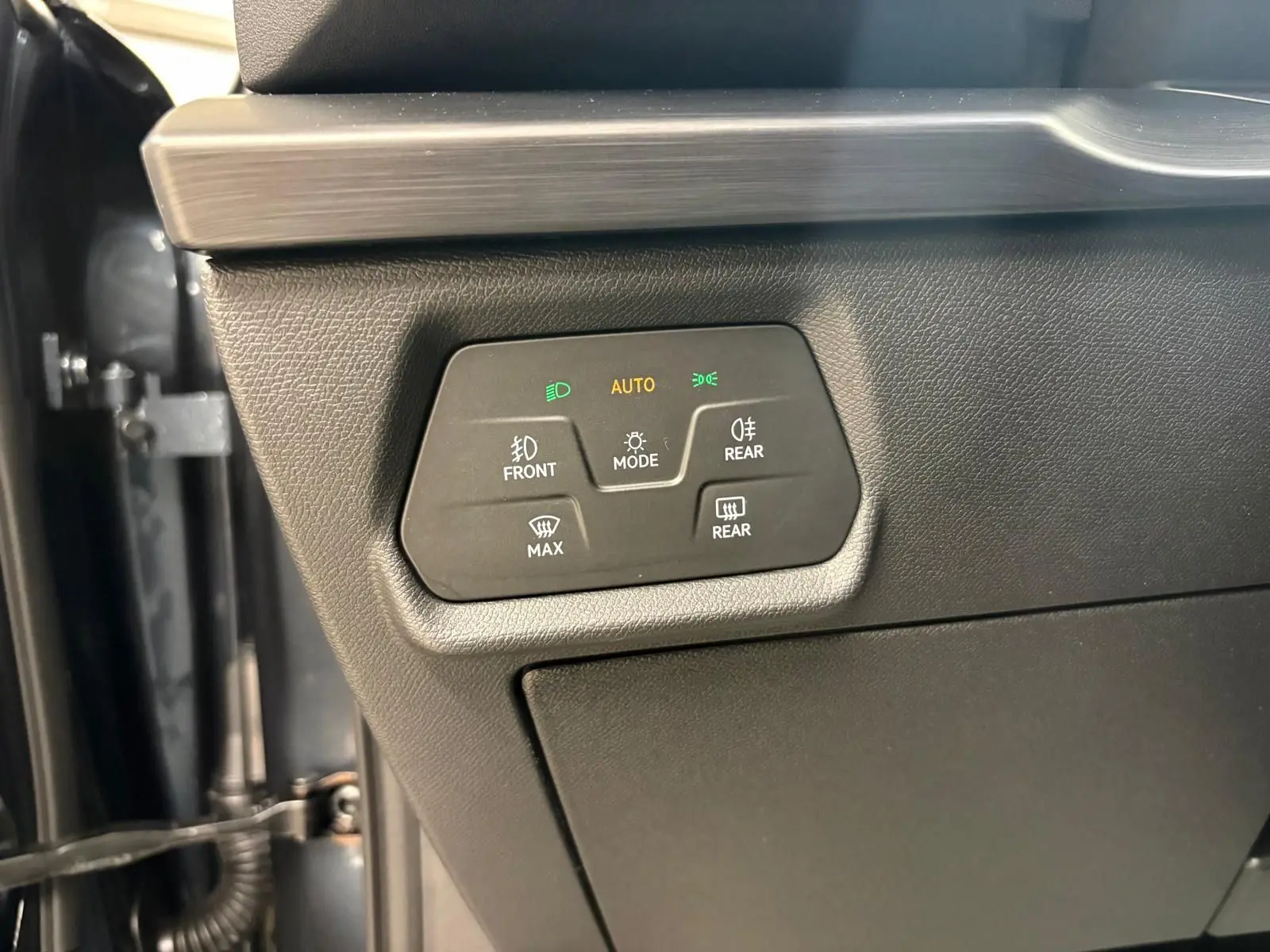 Gros plan sur le panneau de commandes d'éclairage intérieur du CUPRA Formentor gris magnétique, côté conducteur.