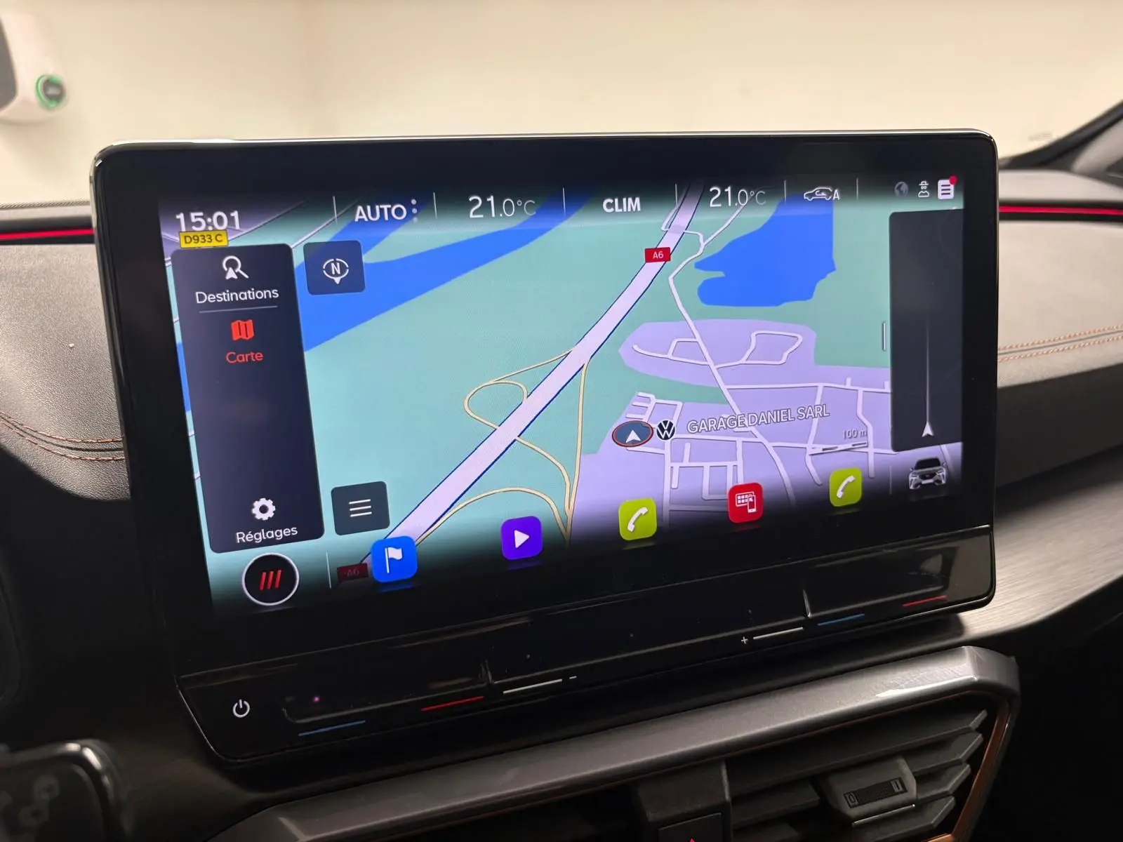 Écran tactile central du tableau de bord du CUPRA Formentor 2023 affichant la navigation GPS et les commandes climatiques.