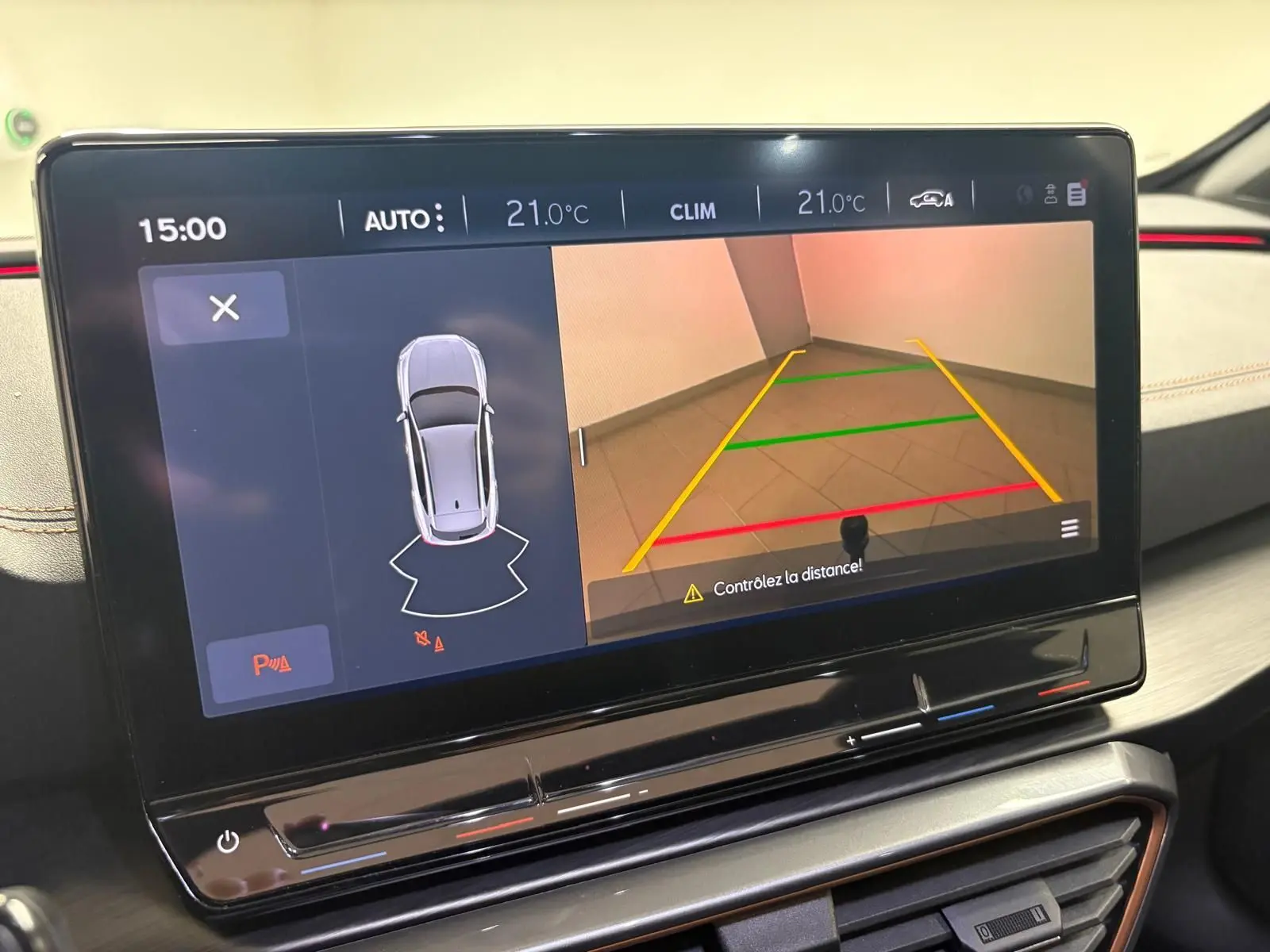 Écran tactile intérieur affichant la caméra de recul et l'alerte de distance du CUPRA Formentor gris magnétique.