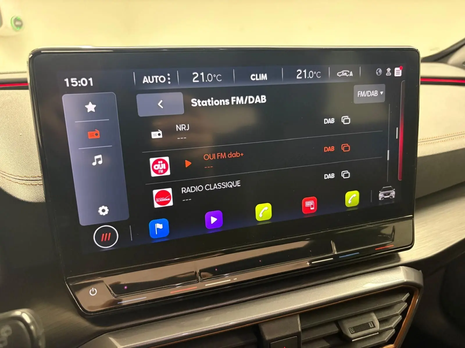 Écran tactile central de la CUPRA Formentor 2023 affichant les stations FM/DAB avec interface moderne et commandes tactiles.