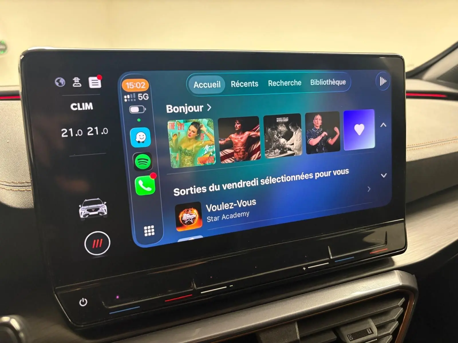 Écran tactile central du tableau de bord du CUPRA Formentor 2023 affichant l'interface multimédia et la climatisation.