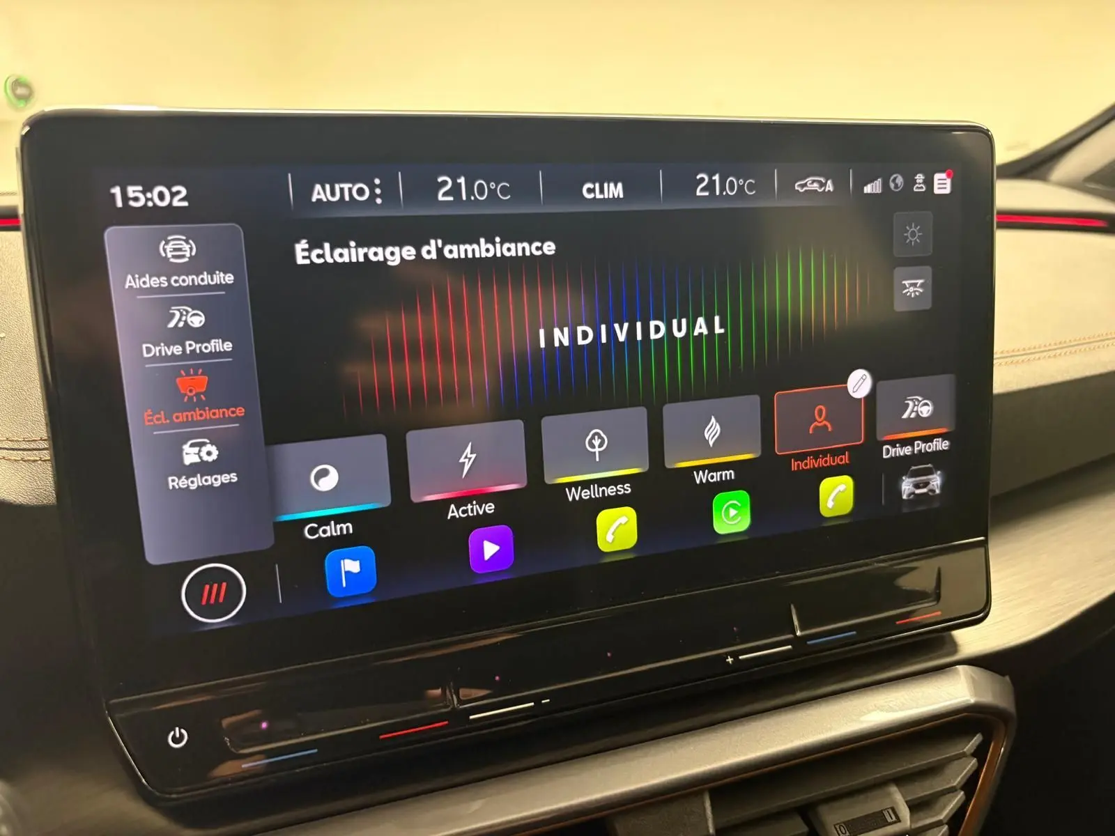 Écran tactile du système multimédia du CUPRA Formentor 2023 affichant les réglages d'éclairage d'ambiance en mode Individual.