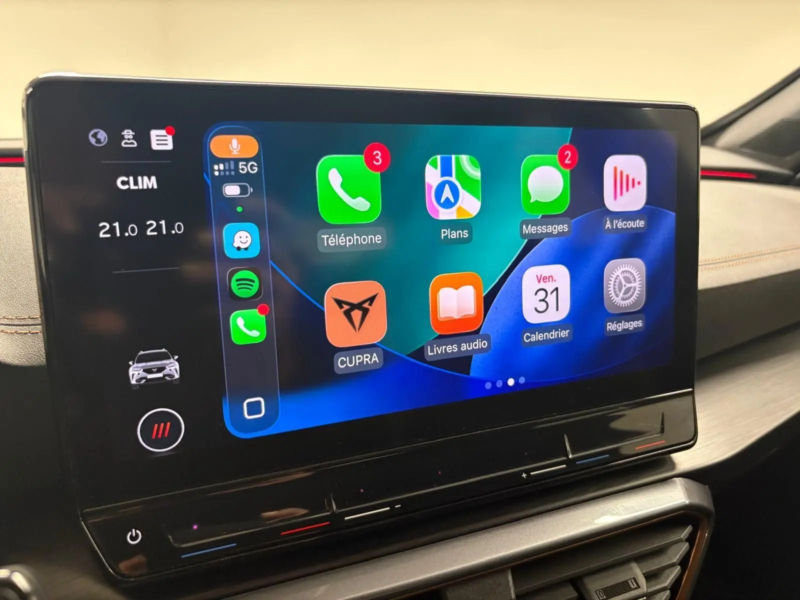 Écran tactile central du tableau de bord du CUPRA Formentor 2023 affichant les applications connectées et la climatisation à 21°C.