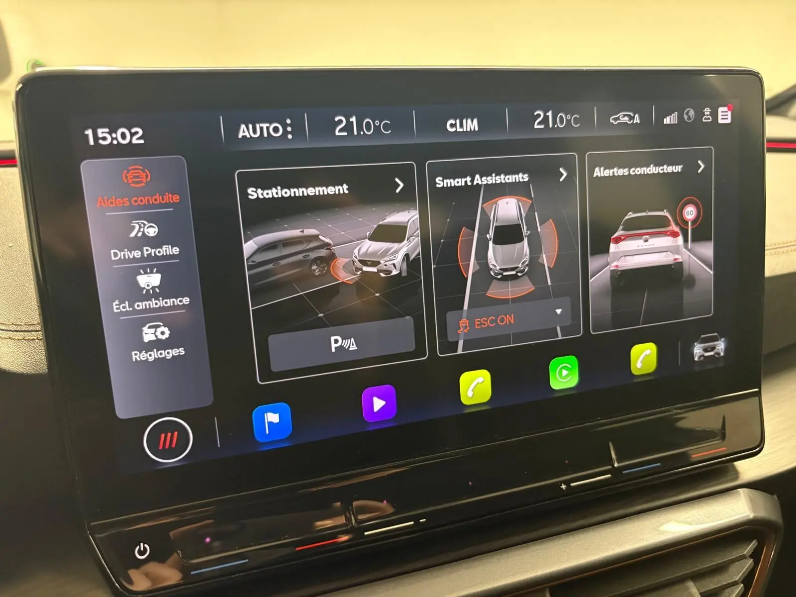 Écran tactile du système d'aide à la conduite de la CUPRA Formentor 1.5 TSI 150 DSG7 VZ-LINE, intérieur moderne.