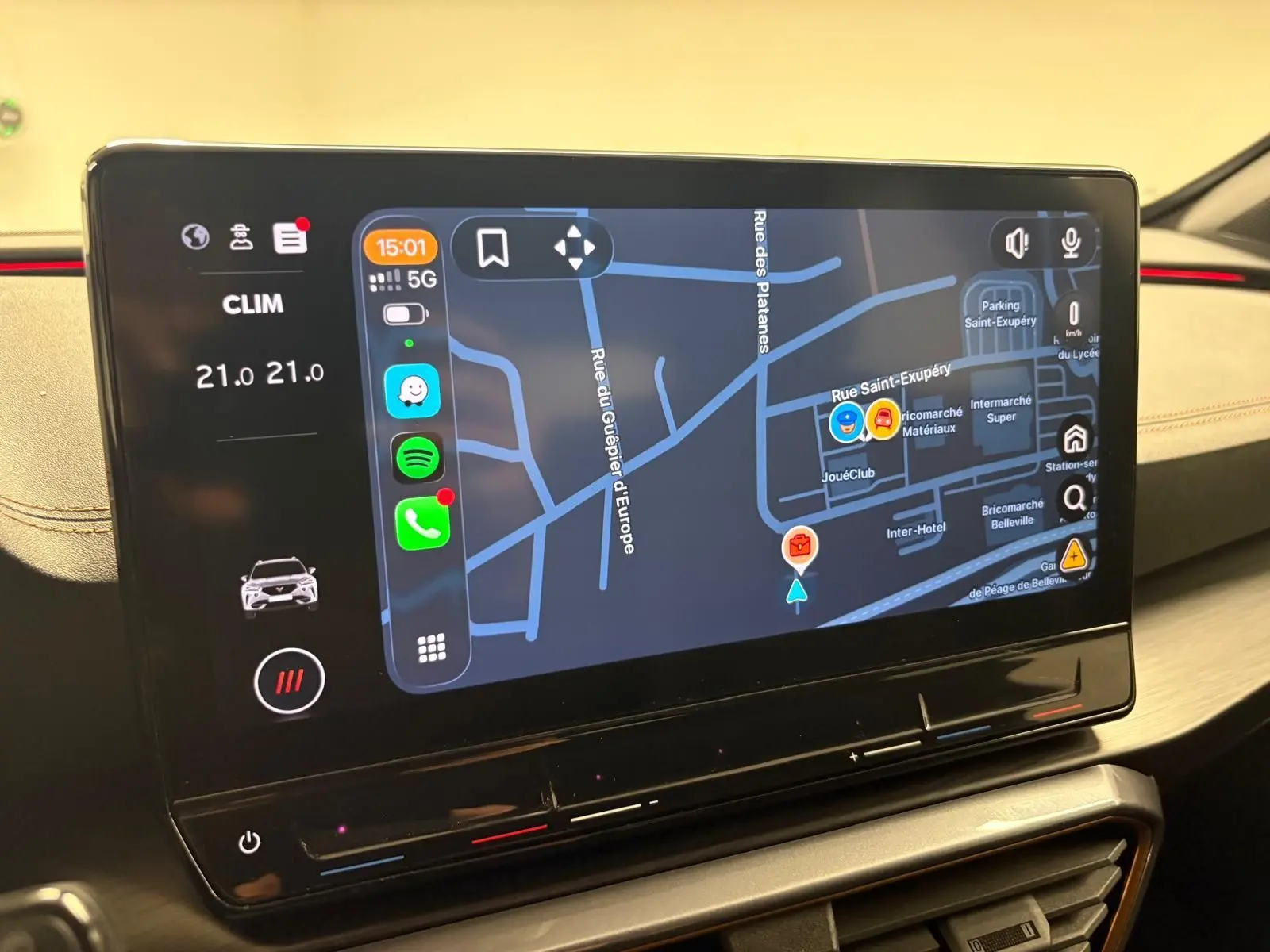 Écran tactile central du tableau de bord du CUPRA Formentor 2023 affichant la navigation et la climatisation.