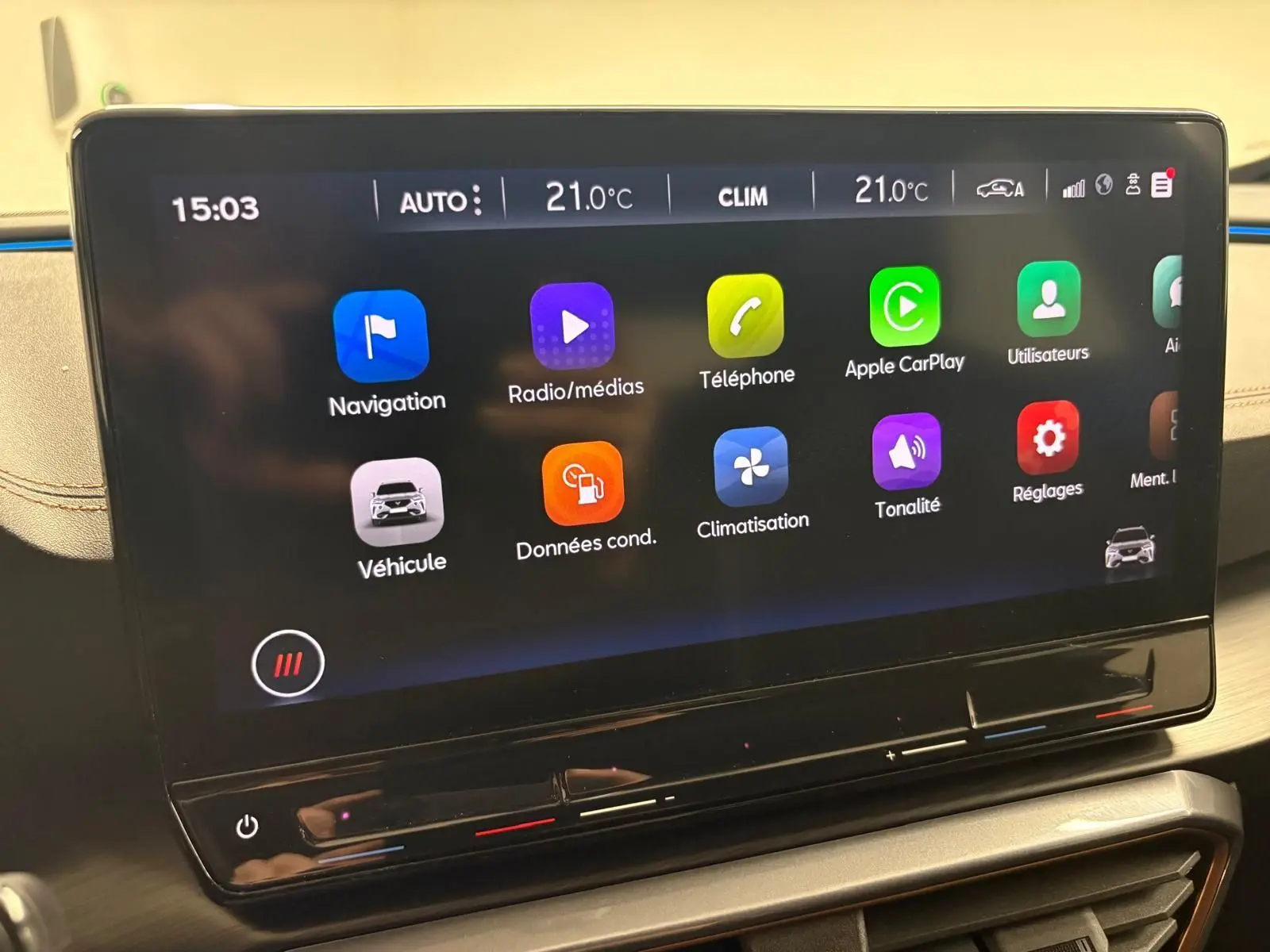 Écran tactile central du tableau de bord du CUPRA Formentor 2023 affichant les menus de navigation et climatisation.