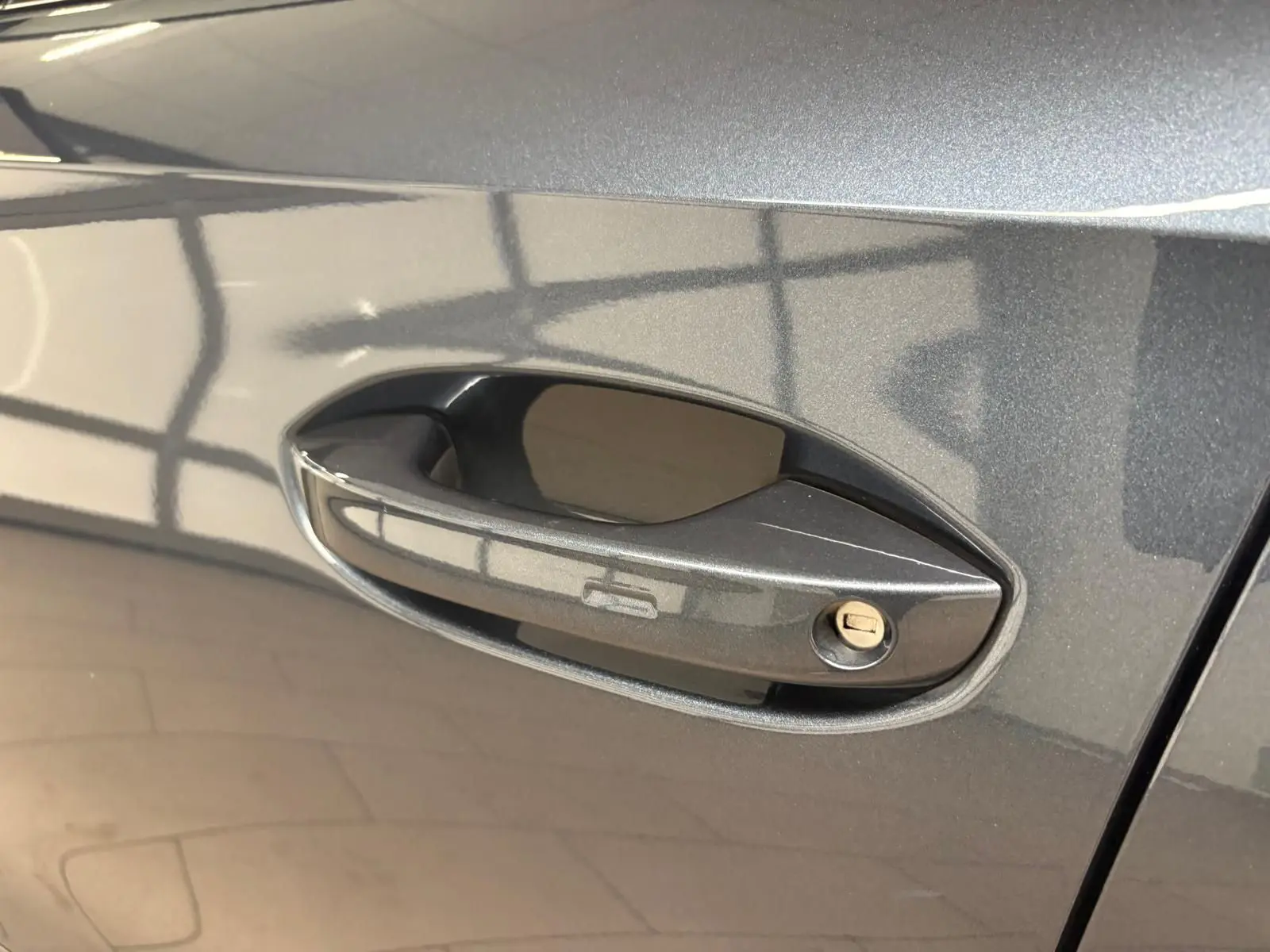 Poignée de porte gris magnétique en gros plan sur le côté gauche du CUPRA Formentor 2023 VZ-LINE.