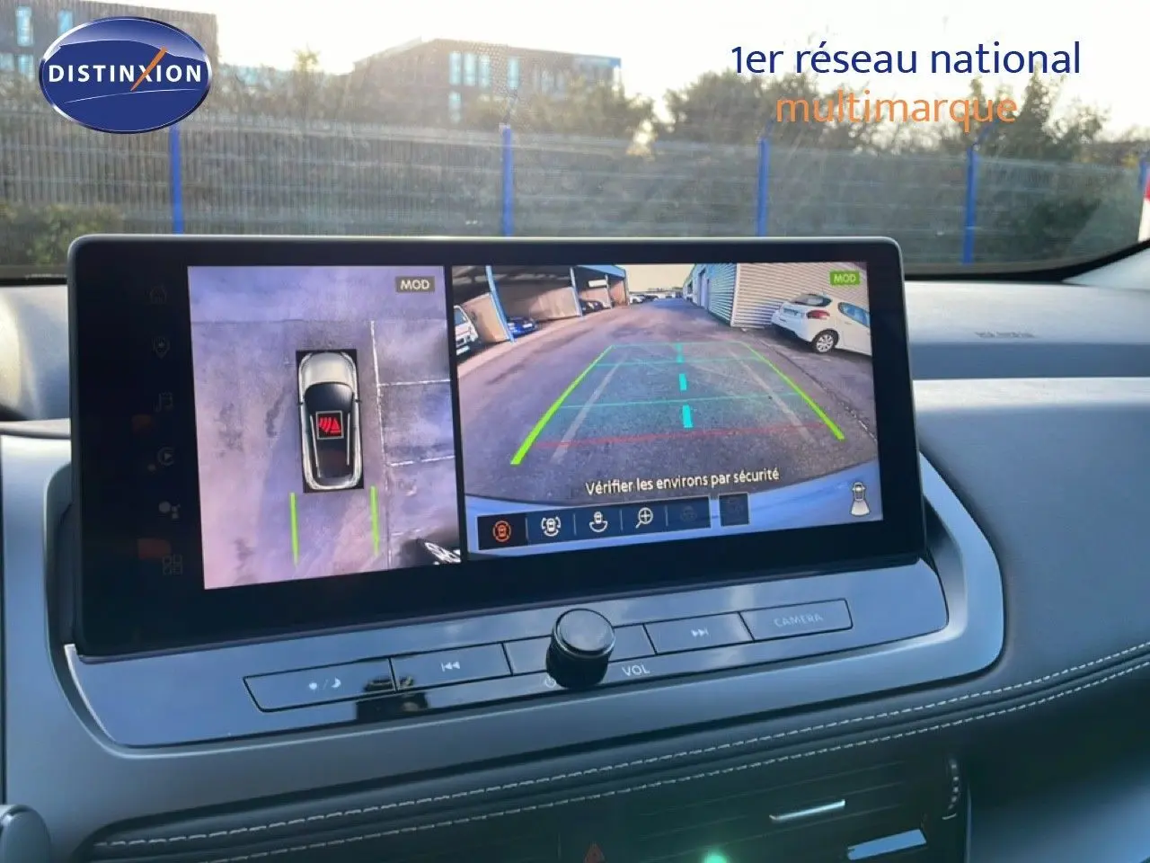 Écran central du Nissan Qashqai 2025 montrant la caméra 360° et la vue arrière en stationnement.