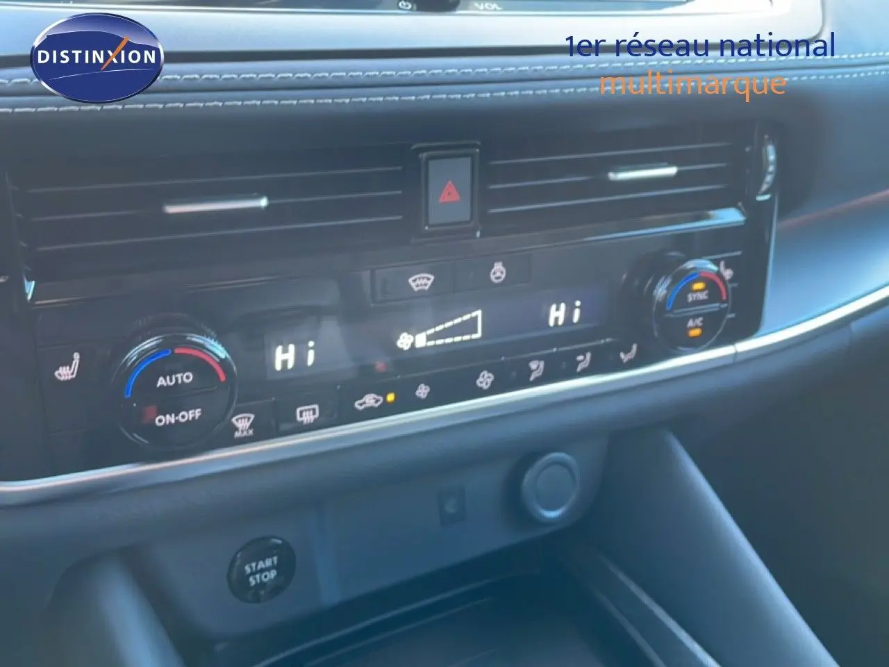 Détail du tableau de bord du Nissan Qashqai 2025, montrant la console centrale avec commandes de climatisation numériques.
