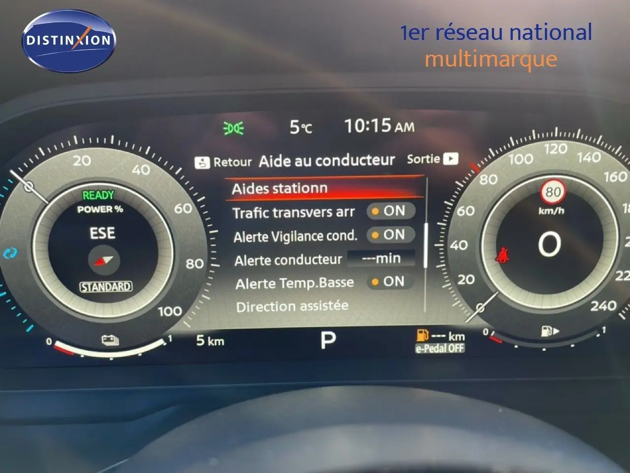 Vue de face du tableau de bord numérique du Nissan Qashqai gris argile métal 2025, affichant les aides à la conduite.