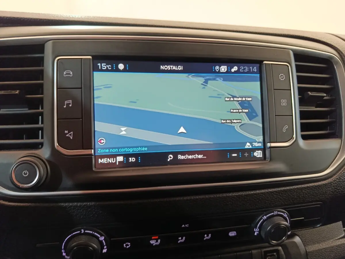 Gros plan sur l’écran tactile central du Peugeot Expert Fourgon blanc, affichant la navigation en mode 3D.