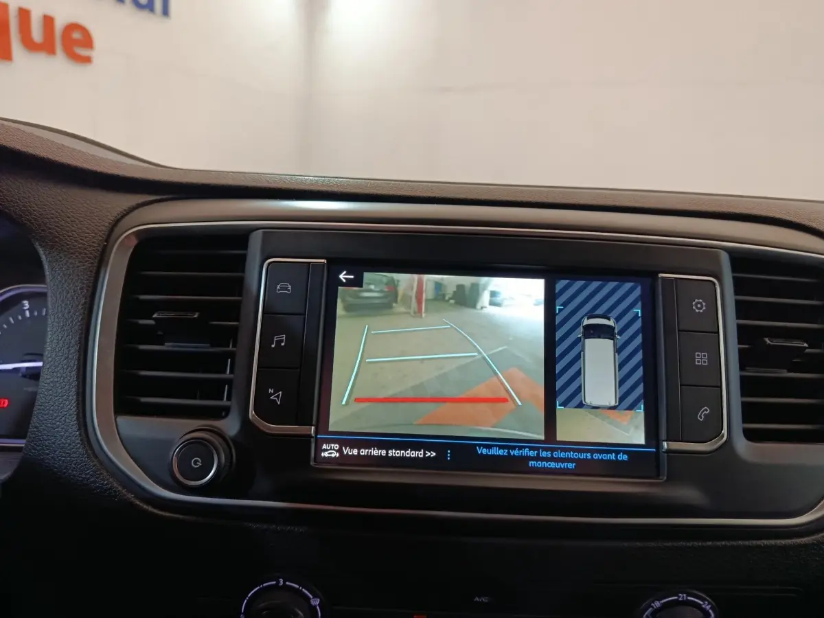 Écran tactile central du Peugeot Expert Fourgon blanc 2023 montrant l’aide au stationnement arrière avec guidage visuel.