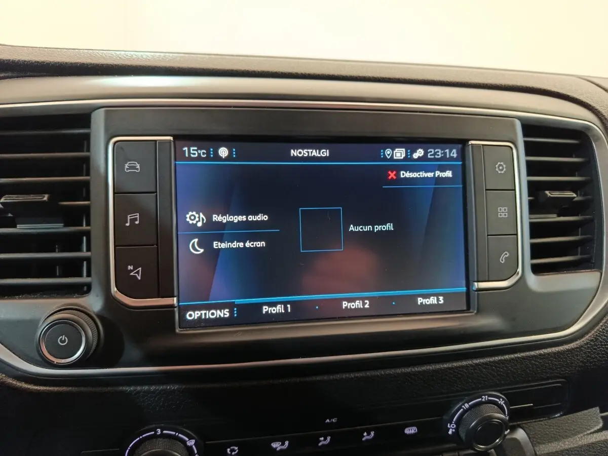 Écran tactile central du tableau de bord du Peugeot Expert Fourgon blanc, affichant les réglages audio et profils utilisateur.